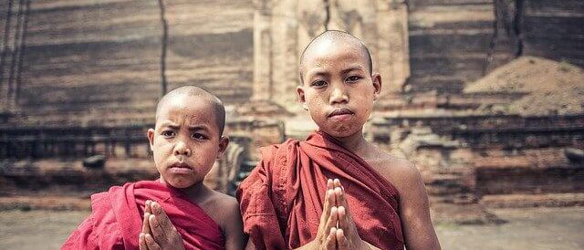 Deux garçons moines, la Birmanie